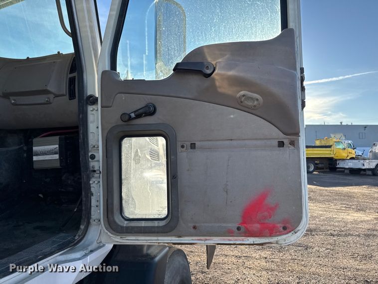 image for item DT0543 2005 Mack CXN613 truck cab and chassis