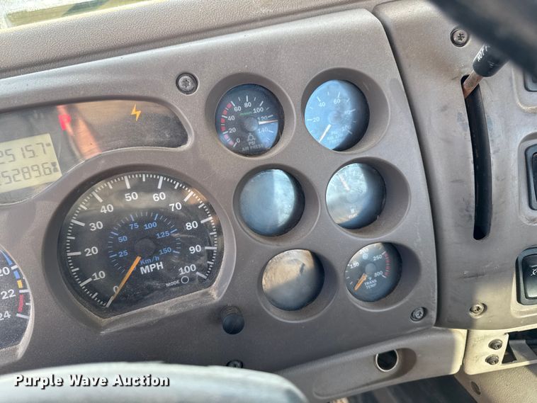 image for item DT0543 2005 Mack CXN613 truck cab and chassis