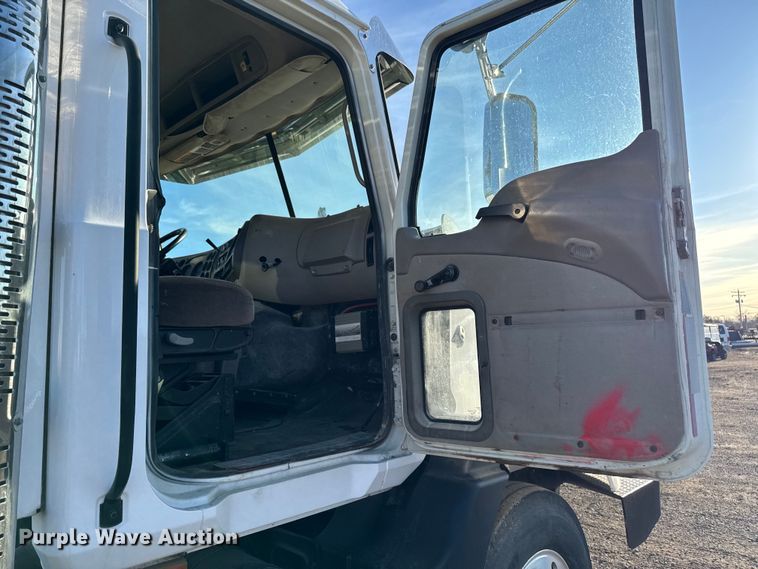 image for item DT0543 2005 Mack CXN613 truck cab and chassis