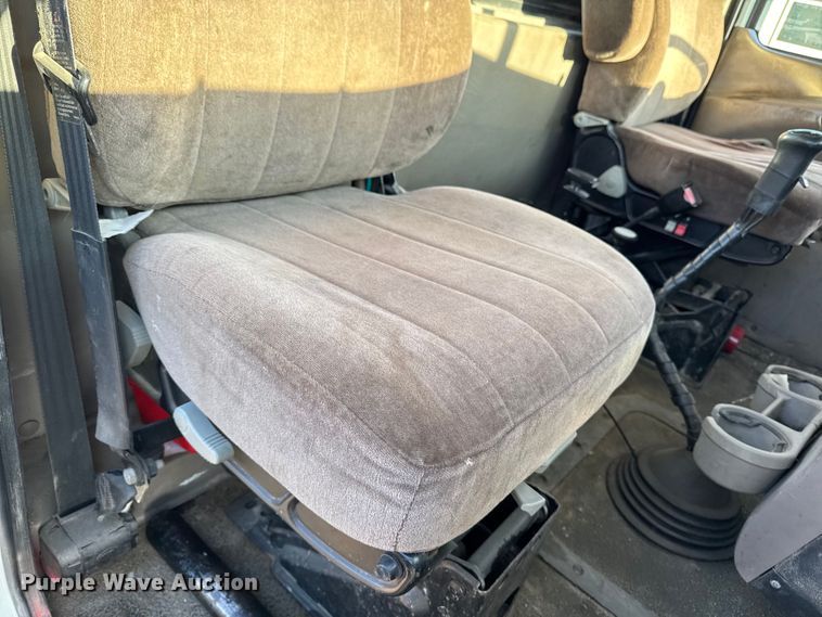 image for item DT0543 2005 Mack CXN613 truck cab and chassis