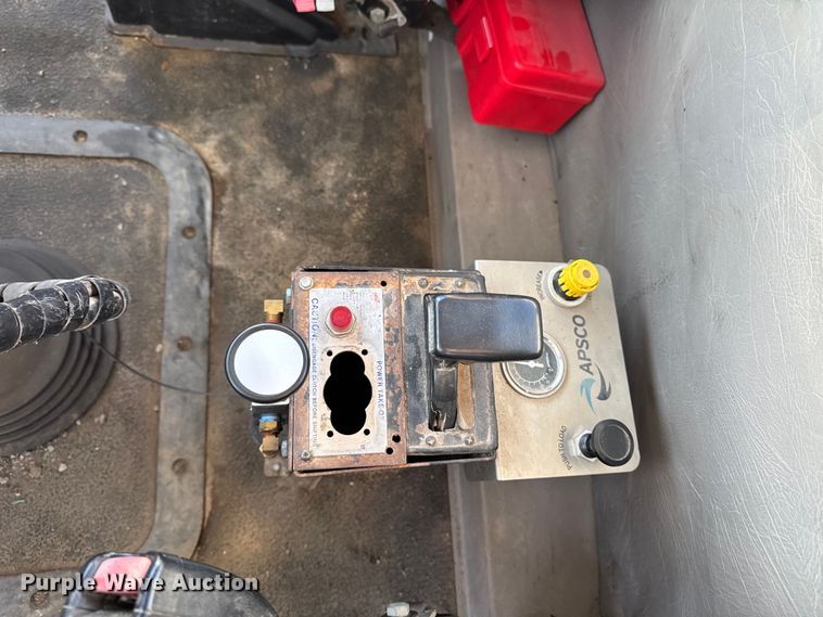 image for item DT0543 2005 Mack CXN613 truck cab and chassis