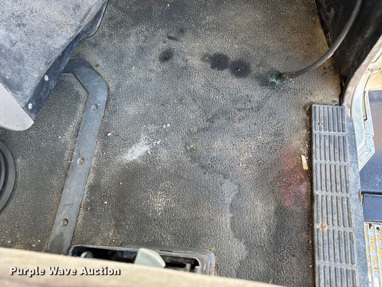 image for item DT0543 2005 Mack CXN613 truck cab and chassis