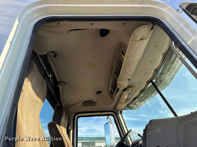 image for item DT0543 2005 Mack CXN613 truck cab and chassis