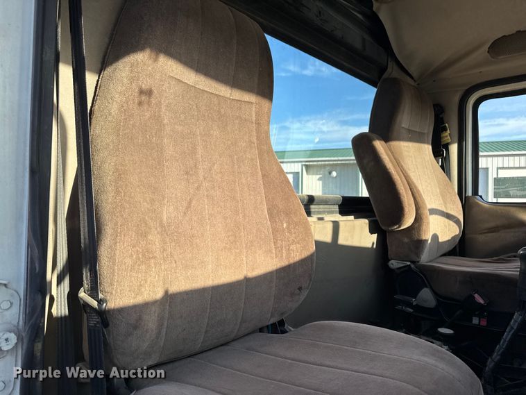 image for item DT0543 2005 Mack CXN613 truck cab and chassis