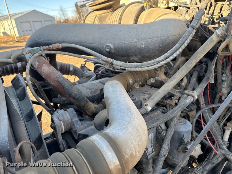 image for item DT0543 2005 Mack CXN613 truck cab and chassis