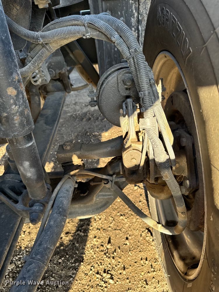 image for item DT0543 2005 Mack CXN613 truck cab and chassis