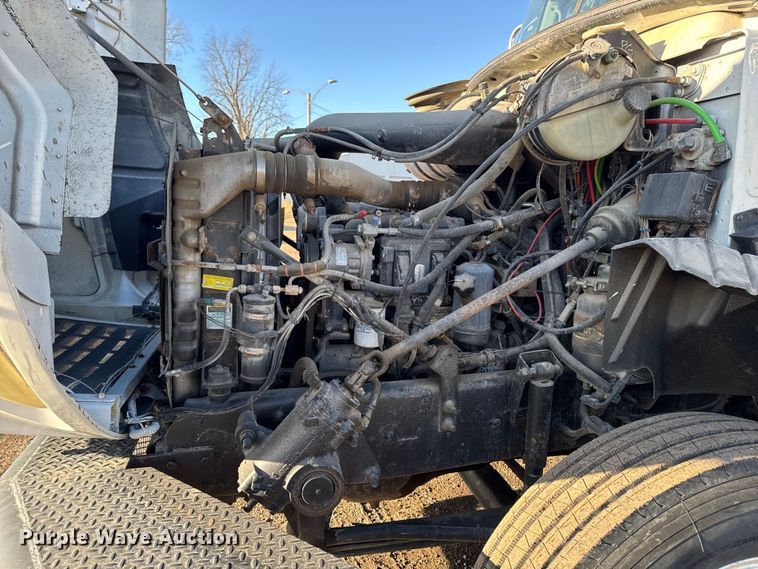 image for item DT0543 2005 Mack CXN613 truck cab and chassis