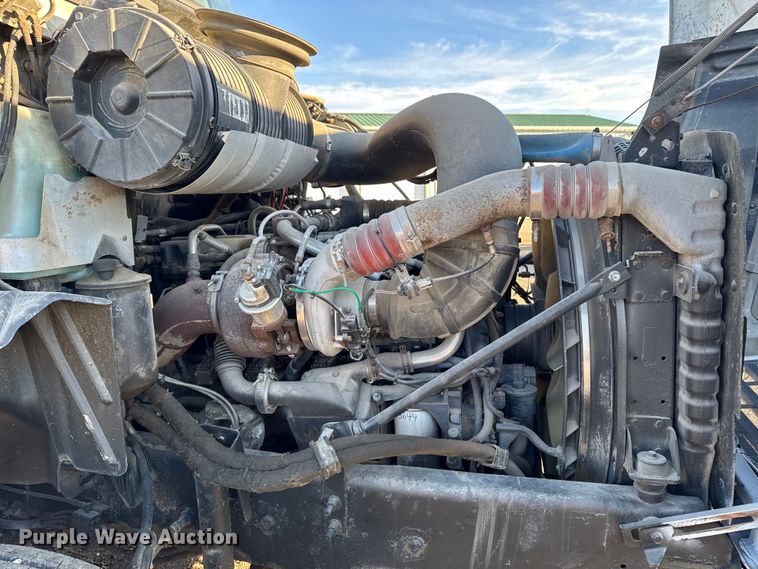 image for item DT0543 2005 Mack CXN613 truck cab and chassis