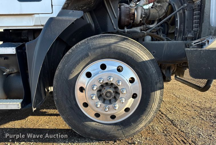 image for item DT0543 2005 Mack CXN613 truck cab and chassis