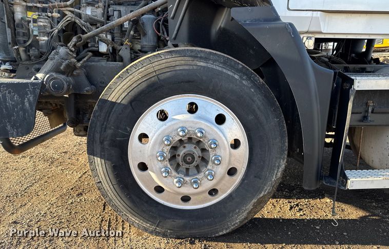 image for item DT0543 2005 Mack CXN613 truck cab and chassis