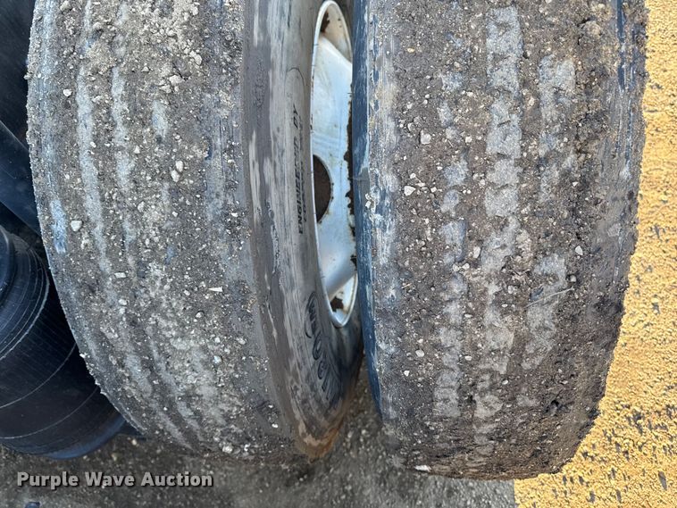 image for item DT0543 2005 Mack CXN613 truck cab and chassis