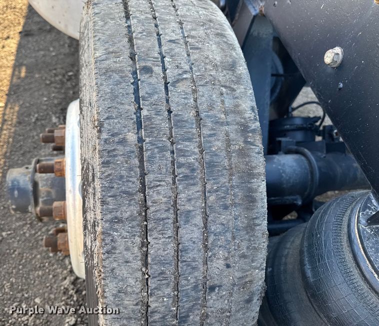 image for item DT0543 2005 Mack CXN613 truck cab and chassis