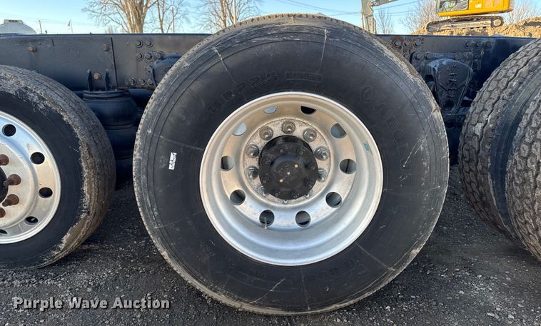 image for item DT0543 2005 Mack CXN613 truck cab and chassis