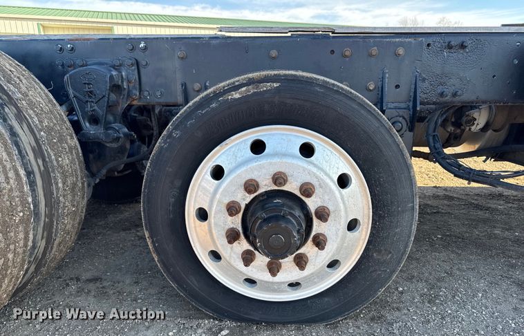 image for item DT0543 2005 Mack CXN613 truck cab and chassis