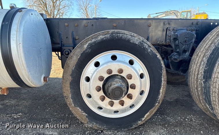 image for item DT0543 2005 Mack CXN613 truck cab and chassis