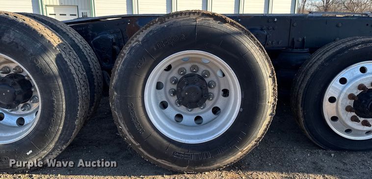 image for item DT0543 2005 Mack CXN613 truck cab and chassis