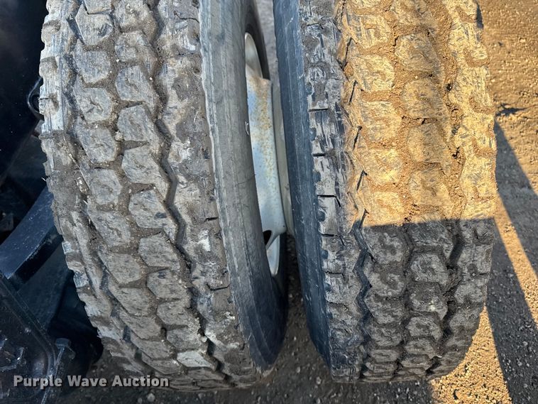 image for item DT0543 2005 Mack CXN613 truck cab and chassis