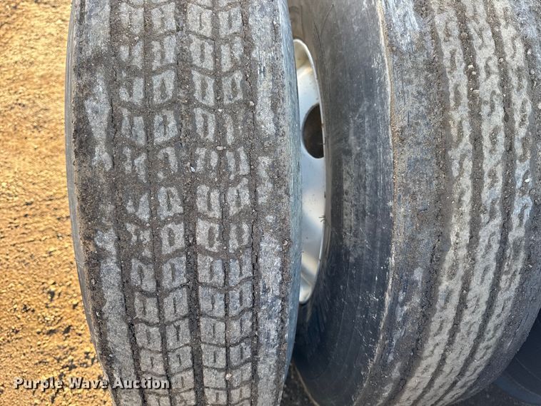 image for item DT0543 2005 Mack CXN613 truck cab and chassis