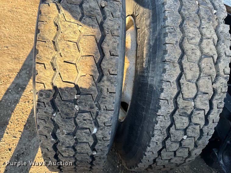 image for item DT0543 2005 Mack CXN613 truck cab and chassis