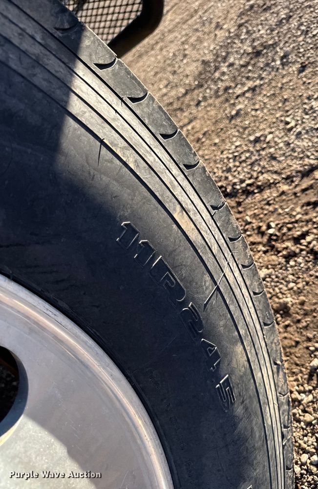 image for item DT0543 2005 Mack CXN613 truck cab and chassis