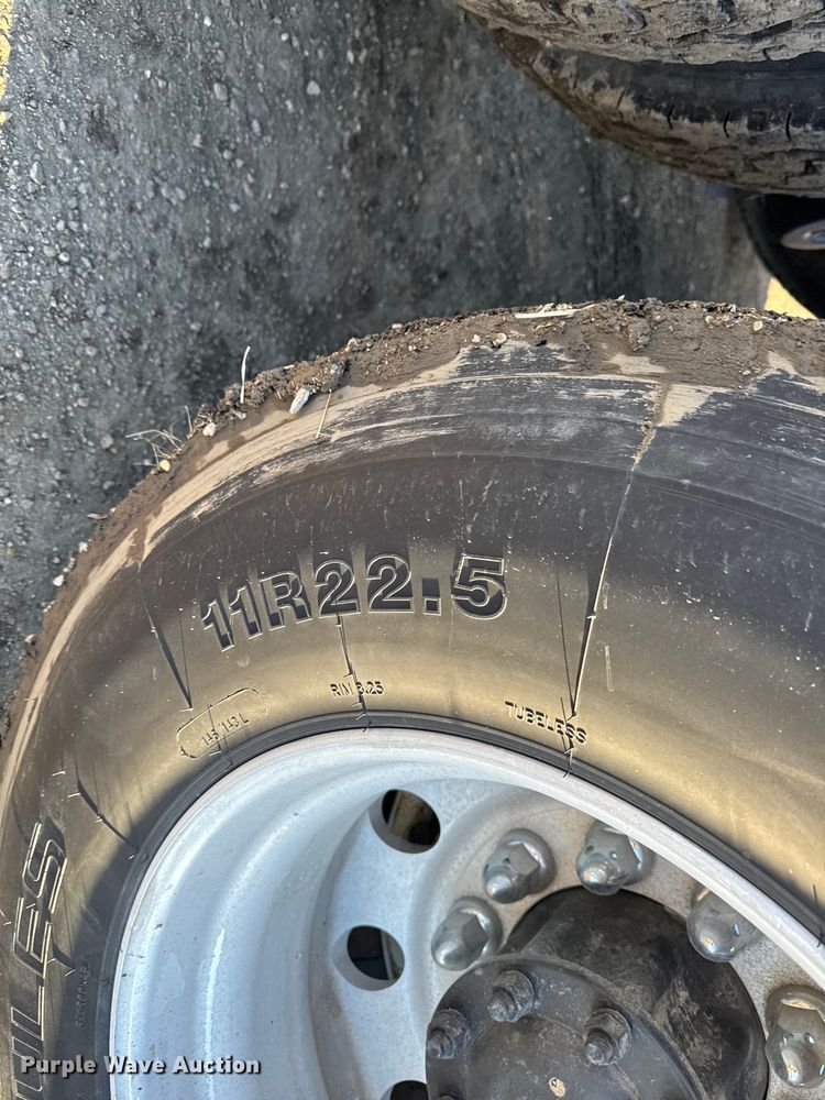 image for item DT0543 2005 Mack CXN613 truck cab and chassis