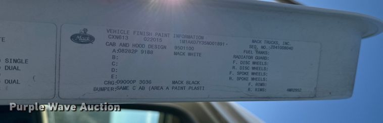 image for item DT0543 2005 Mack CXN613 truck cab and chassis