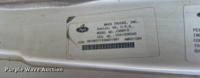 image for item DT0543 2005 Mack CXN613 truck cab and chassis