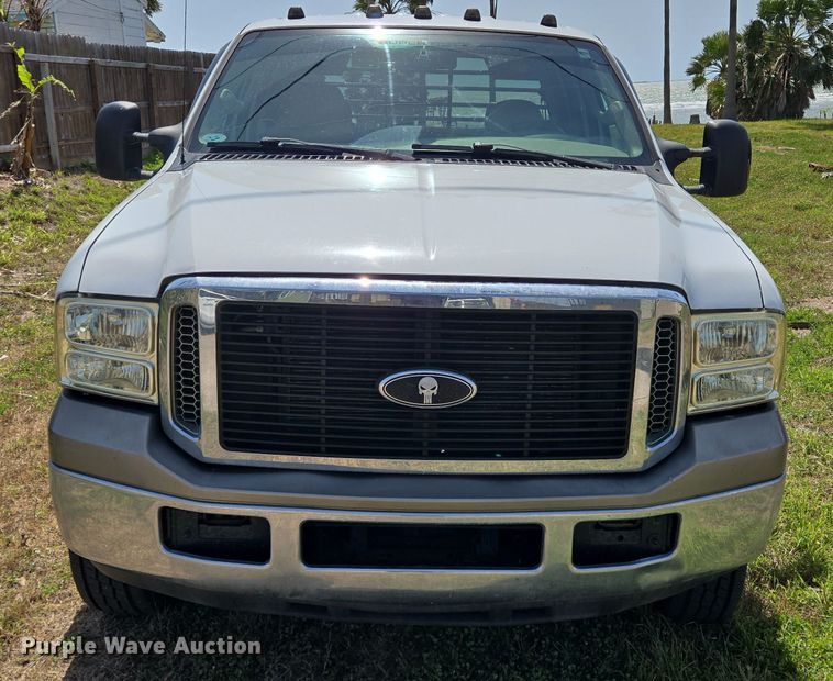 image for item DT4751 2005 Ford F350 Super Duty Crew Cab flatbed pickup truck