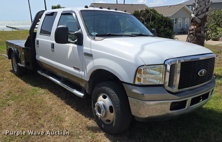 image for item DT4751 2005 Ford F350 Super Duty Crew Cab flatbed pickup truck