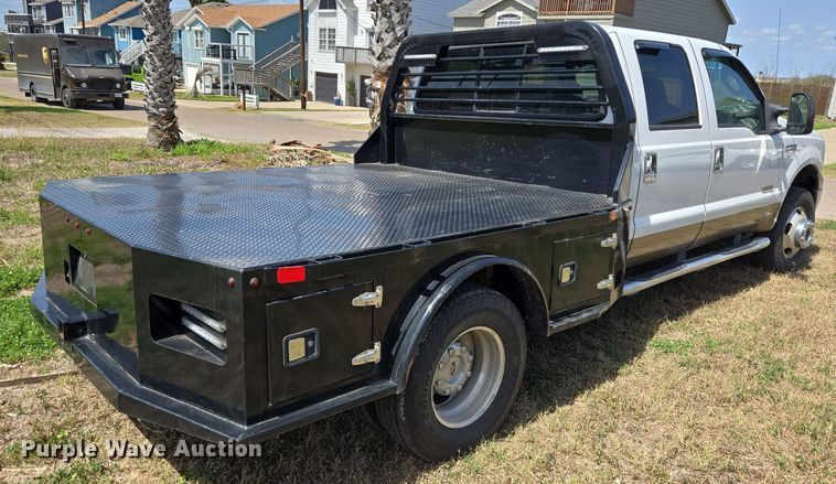 image for item DT4751 2005 Ford F350 Super Duty Crew Cab flatbed pickup truck