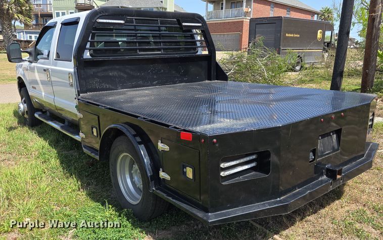 image for item DT4751 2005 Ford F350 Super Duty Crew Cab flatbed pickup truck