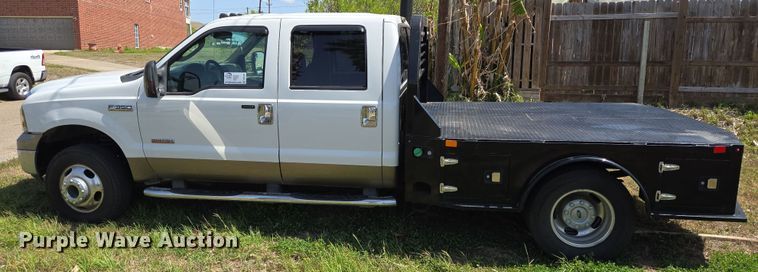 image for item DT4751 2005 Ford F350 Super Duty Crew Cab flatbed pickup truck