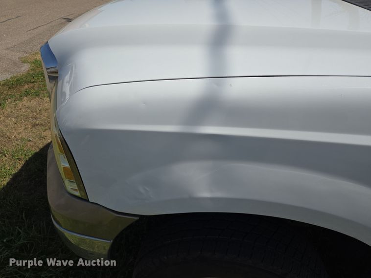 image for item DT4751 2005 Ford F350 Super Duty Crew Cab flatbed pickup truck