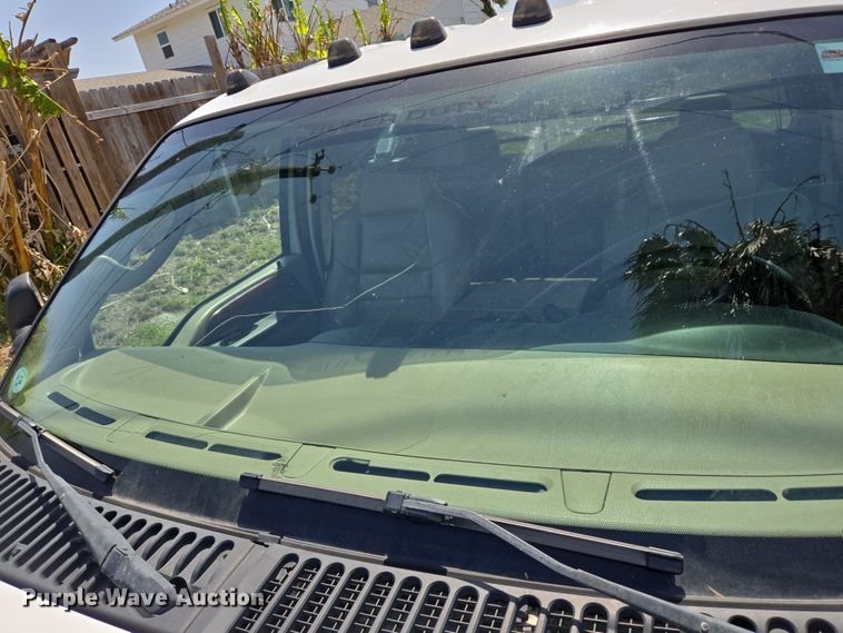 image for item DT4751 2005 Ford F350 Super Duty Crew Cab flatbed pickup truck