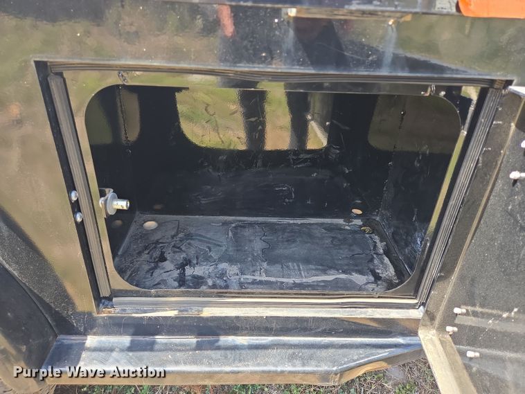 image for item DT4751 2005 Ford F350 Super Duty Crew Cab flatbed pickup truck