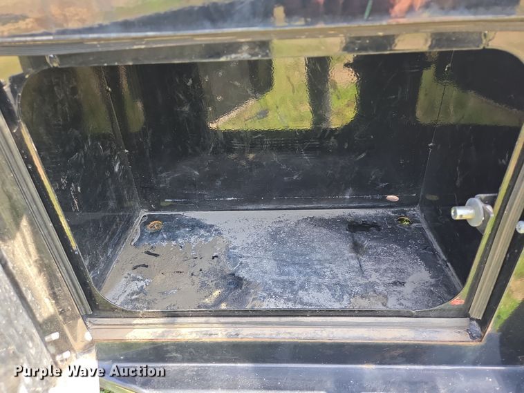 image for item DT4751 2005 Ford F350 Super Duty Crew Cab flatbed pickup truck