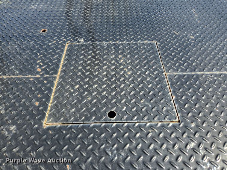 image for item DT4751 2005 Ford F350 Super Duty Crew Cab flatbed pickup truck