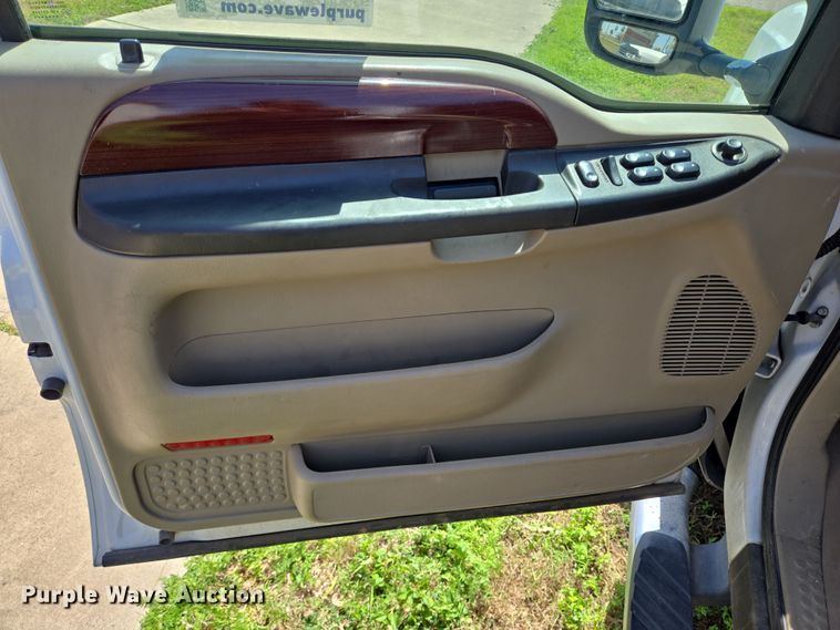 image for item DT4751 2005 Ford F350 Super Duty Crew Cab flatbed pickup truck