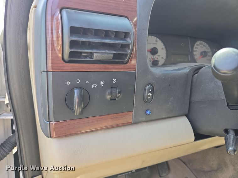 image for item DT4751 2005 Ford F350 Super Duty Crew Cab flatbed pickup truck