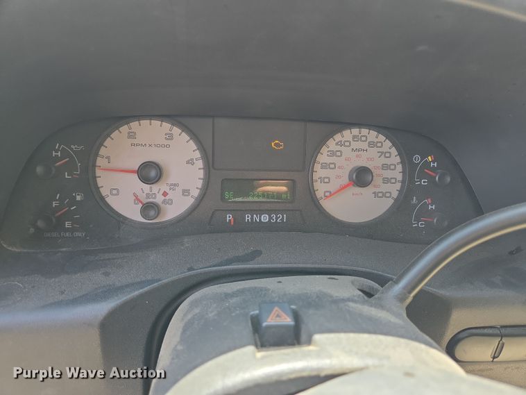 image for item DT4751 2005 Ford F350 Super Duty Crew Cab flatbed pickup truck