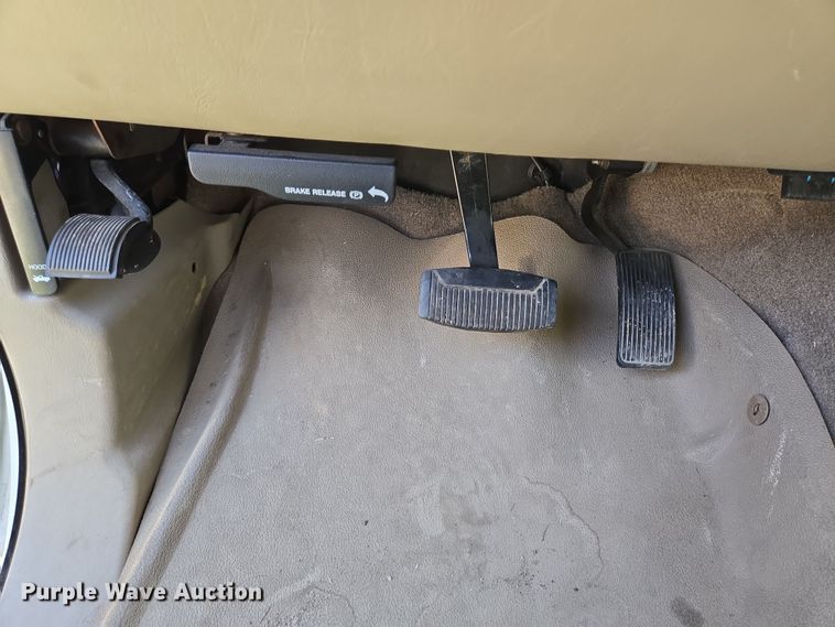 image for item DT4751 2005 Ford F350 Super Duty Crew Cab flatbed pickup truck