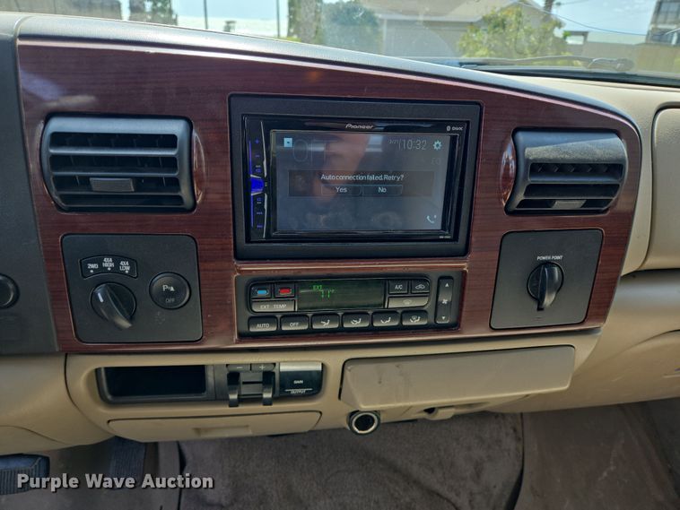 image for item DT4751 2005 Ford F350 Super Duty Crew Cab flatbed pickup truck