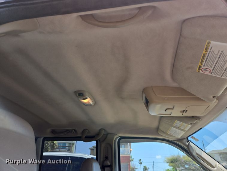 image for item DT4751 2005 Ford F350 Super Duty Crew Cab flatbed pickup truck