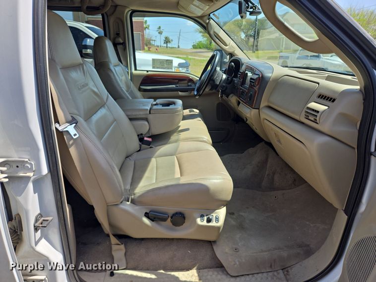 image for item DT4751 2005 Ford F350 Super Duty Crew Cab flatbed pickup truck