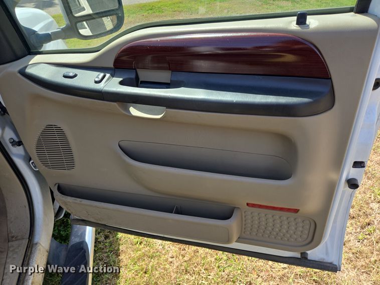 image for item DT4751 2005 Ford F350 Super Duty Crew Cab flatbed pickup truck