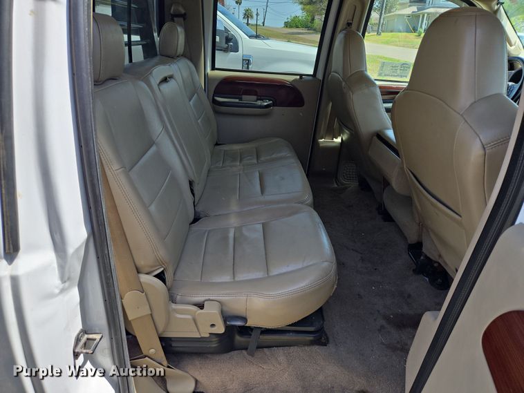 image for item DT4751 2005 Ford F350 Super Duty Crew Cab flatbed pickup truck