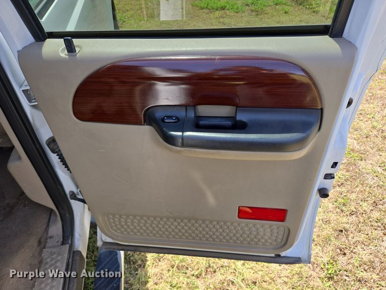 image for item DT4751 2005 Ford F350 Super Duty Crew Cab flatbed pickup truck