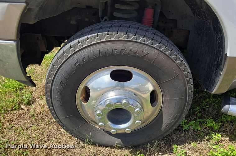 image for item DT4751 2005 Ford F350 Super Duty Crew Cab flatbed pickup truck