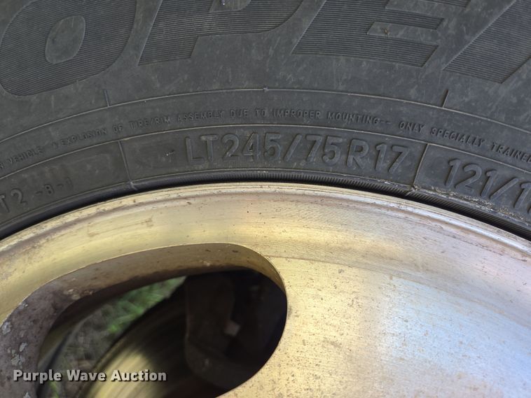 image for item DT4751 2005 Ford F350 Super Duty Crew Cab flatbed pickup truck