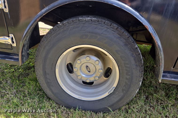 image for item DT4751 2005 Ford F350 Super Duty Crew Cab flatbed pickup truck